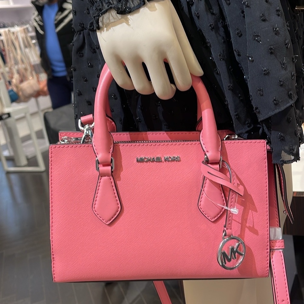 MICHAEL KORS
Sheila Small Faux Saffiano Leather Satchel
Tea Rose
NWT